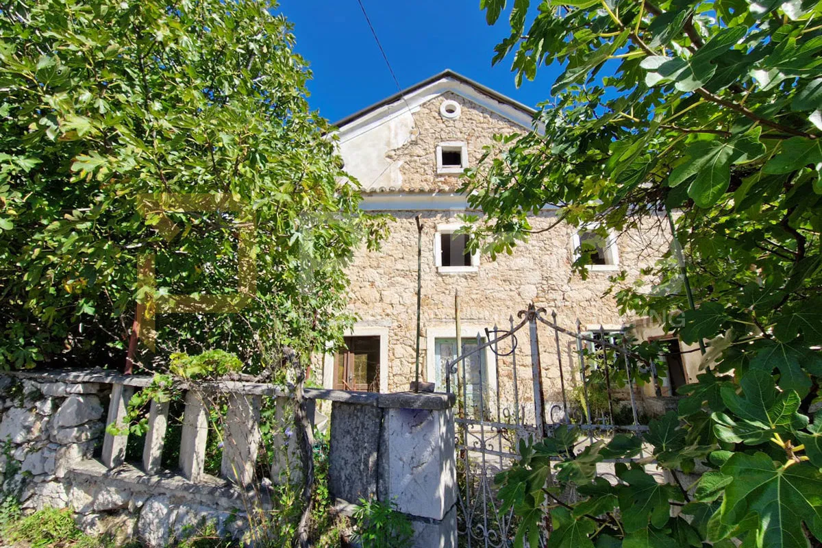 Predivna kamena kuća s okućnicom i pogledom, Križišće, 250 m² - cover