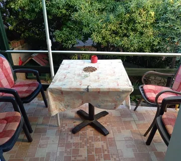 Kuća s okućnicom u Malom Lošinju, 2. red od mora, 200m2+390m2 - cover