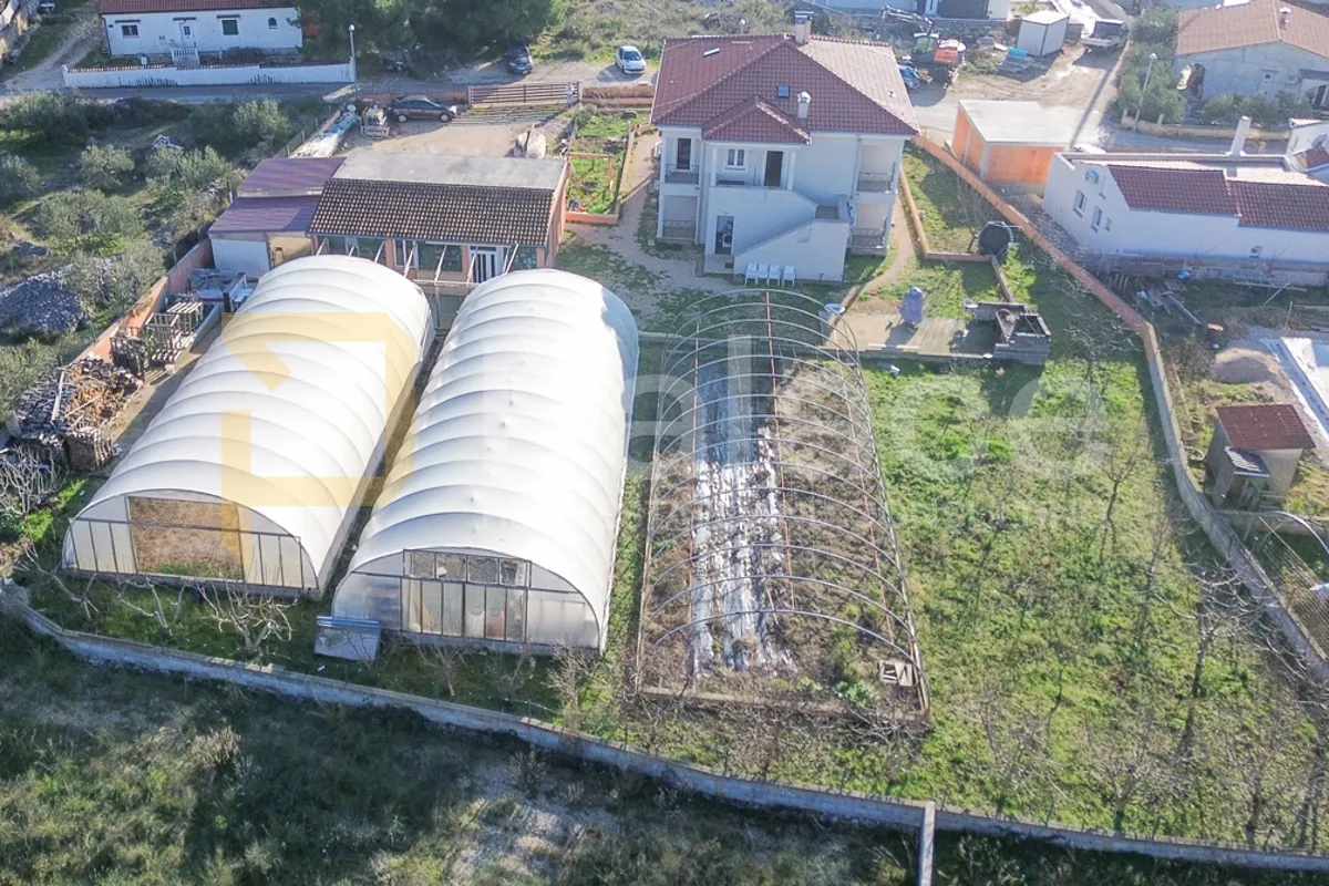 PRILIKA Građevinsko zemljište pravilnog oblika uz cestu,1256 m2 Vodice - cover
