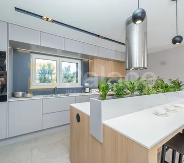 Luksuzna villa s bazenom, 425m2 - cover