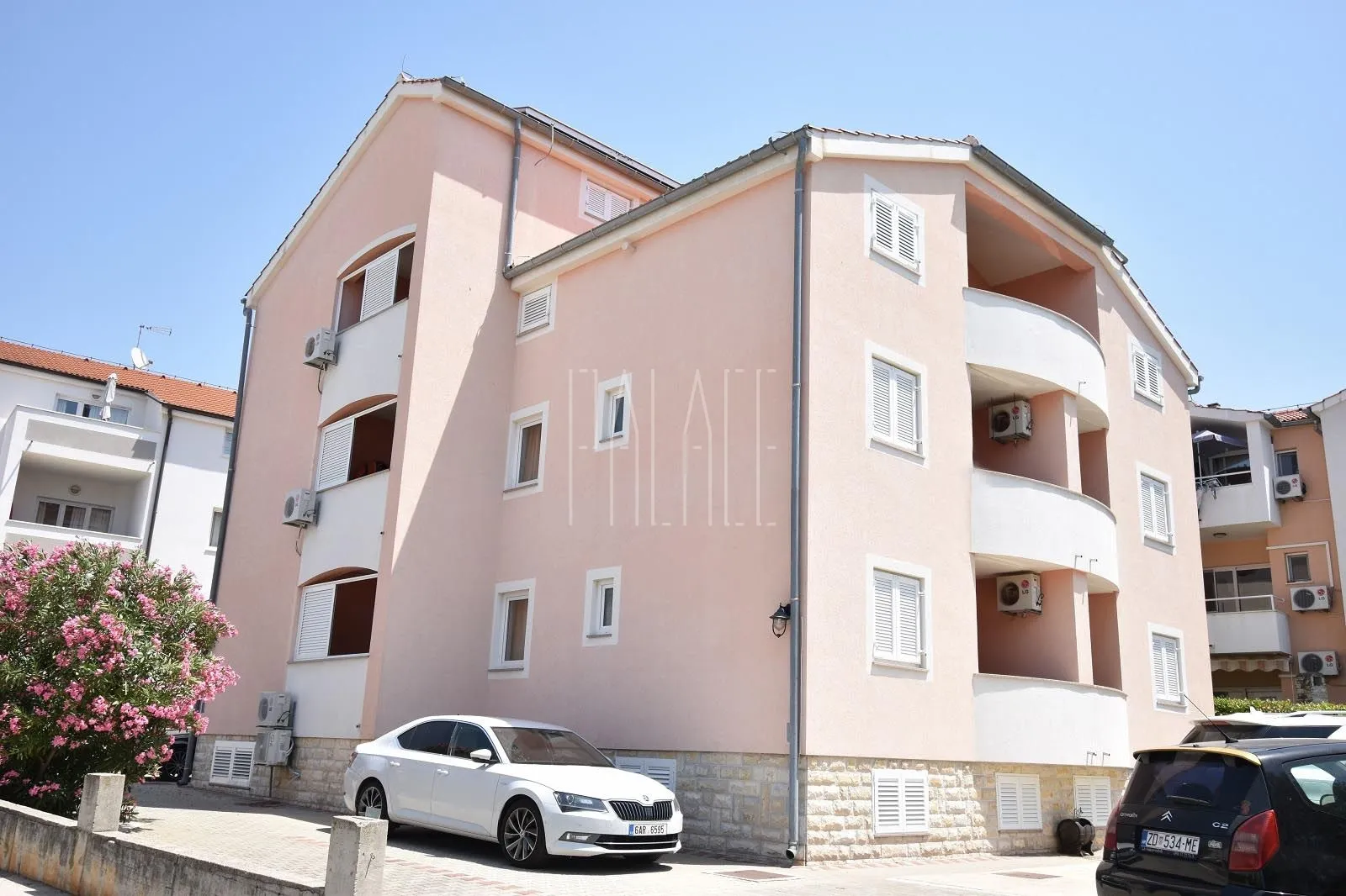 Turistički objekt sa 12 apartmana s pogledom na more, Srima, 650.00 m2 - cover