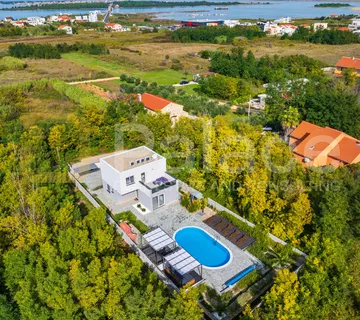 Privlaka : Kuća s bazenom 800 m od centra
