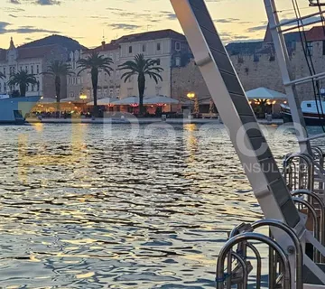 Trosoban obiteljski stan, vrt 92m2, dva parking mjesta - novogradnja - Trogir