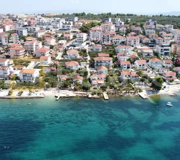 Dvosoban stan s velikim vrtom, 70 m od mora i plaže, prizemlje - Okrug Gornji, Okrug