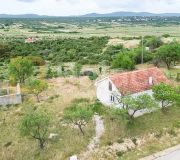 Kuća prizemnica velikog potencijala na terenu 3000 m2, Skradin-Cicvare - Cicvare, Skradin