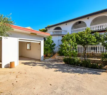 TOP LOKACIJA: Kuća blizu mora s 5 apartmana i dvorištem, Srima 320 m2 - cover