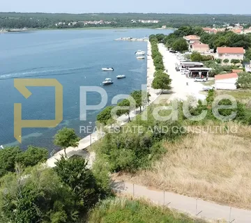 Prvi red do mora građevinsko zemljište 1893m2 - Posedarje