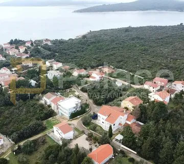UGLJAN : Građevinsko zemljište 1330 m2 350 m od mora - Ugljan, Preko