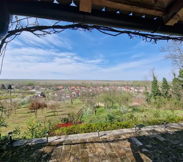 Bajkovita kućica s predivnim pogledom, u zelenoj oazi, Aljmaš
