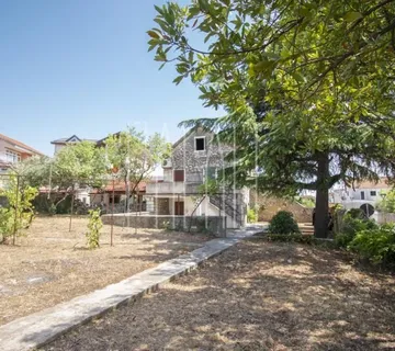 Prekrasan povijesni ljetnikovac s perivojem u centru Vodica, 180.00 m2 - Vodice