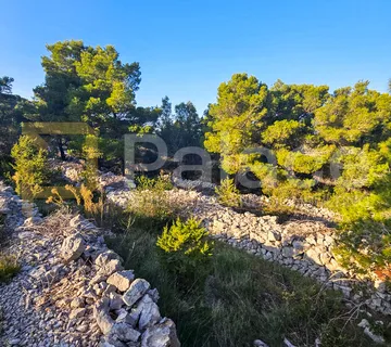 Građevinsko zemljište s pogledom na uvalu, 558 m2 - otok Žirje - Žirje, Šibenik