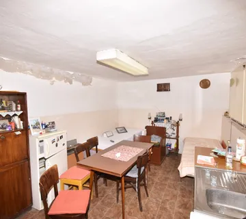 Višestoljetna kamena kuća za renovaciju s dvorištem: Šibenik, 145 m2 - cover