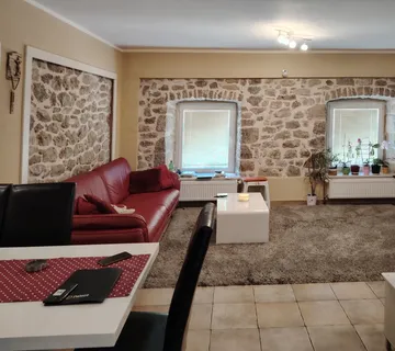 Moderna kamena kuća - cover