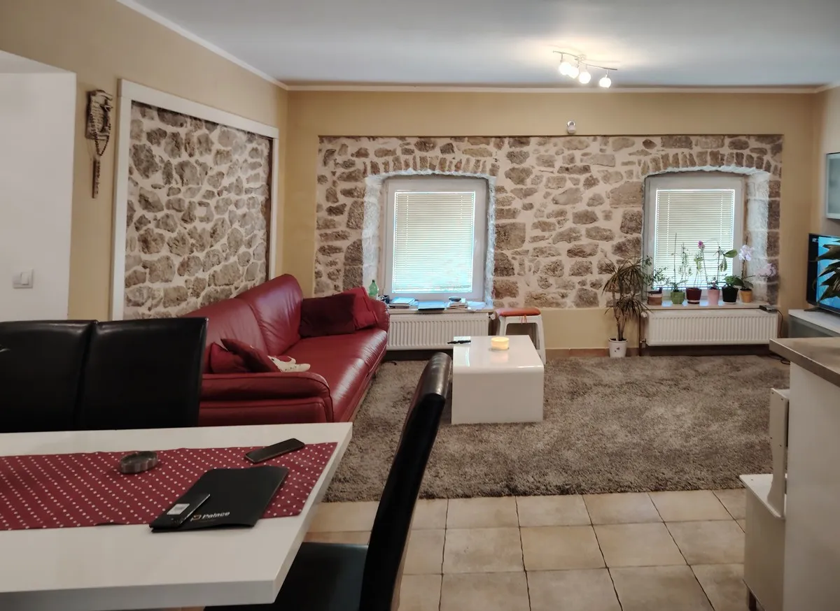 Moderna kamena kuća - cover