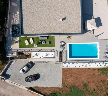 Opremljena i uređena kuća s bazenom i okućnicom, 163m2 - cover