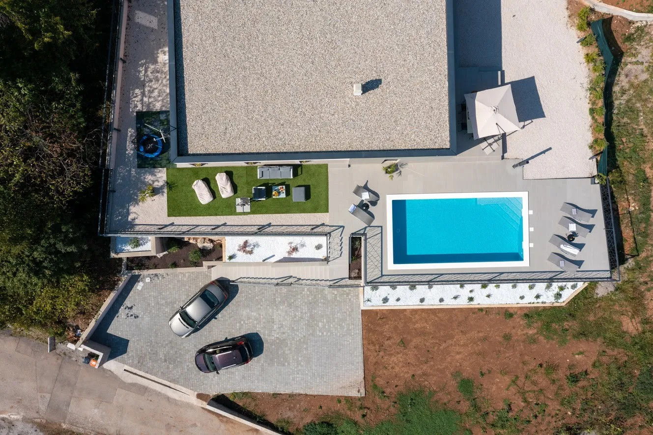 Opremljena i uređena kuća s bazenom i okućnicom, 163m2 - cover