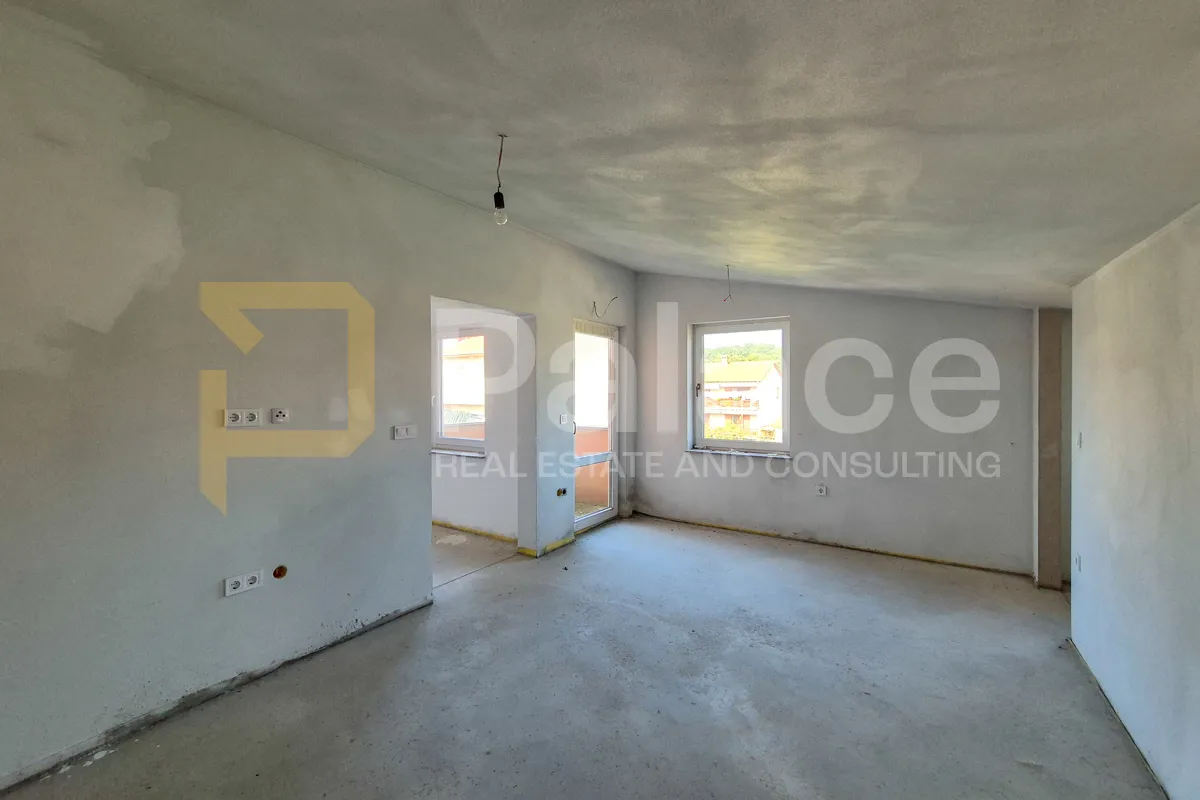 Sunčani trosobni stan s otvorenim pogledom, 60 m2, Pula, Istra - cover