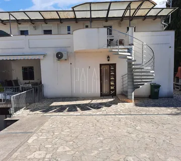 Kuća s 3 stana i velikim dvorištem, Gornji Karin, 230.00 m2 - cover