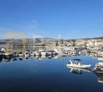 Trogir - dvosoban stan s balkonom + parking, 47m2