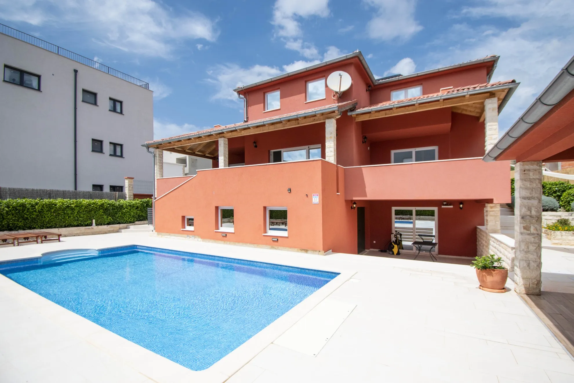 Moderno opremljena vila s bazenom, 350 m2, Žaborić - cover