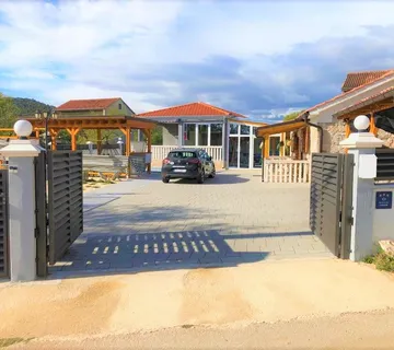 TOP PRILIKA: Dvije kuće za odmor s  bazenom, Pirovac zaleđe,140 m2 - cover