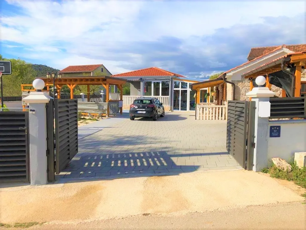 TOP PRILIKA: Dvije kuće za odmor s  bazenom, Pirovac zaleđe,140 m2 - cover