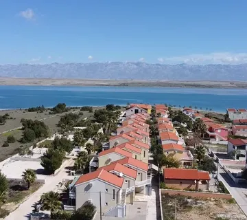 Poljoprivredno zemljište s mogućnosti prenamijene u građevinsko 877m2 - cover