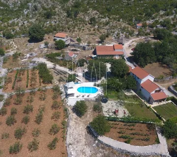 Apartmanska kuća na prekrasnom imanju sa bazenom: Bogdanovići - cover