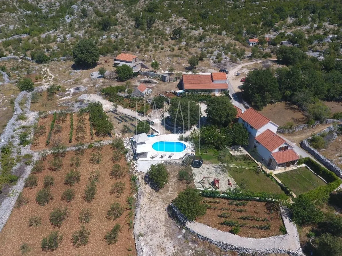 Apartmanska kuća na prekrasnom imanju sa bazenom: Bogdanovići - cover