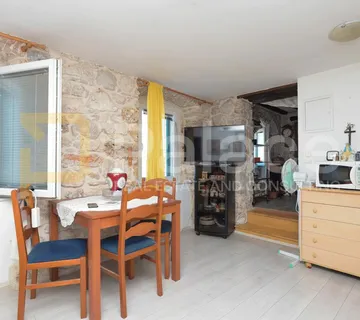 Šibenik, Dolac: Jednosoban stan u centru grada u prvom redu do mora