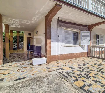 Dvosoban namješten stan nedaleko plaže, Vodice, 71 m2