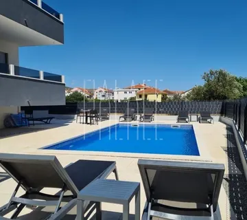 Trosoban stan u blizini Trogira, 91.00 m² - cover