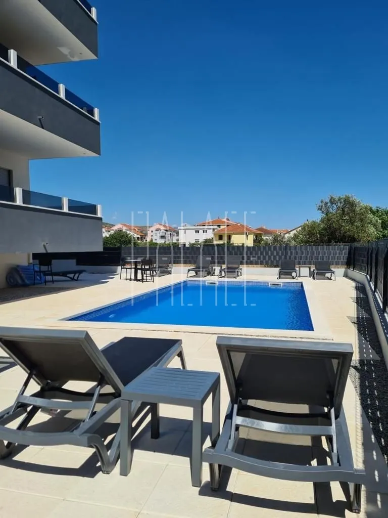 Trosoban stan u blizini Trogira, 91.00 m² - cover