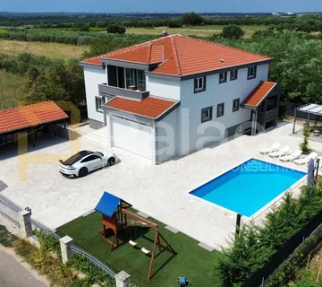 Vila sa grijanim bazenom, konobom i apartmanima, Zemunik Donji - cover