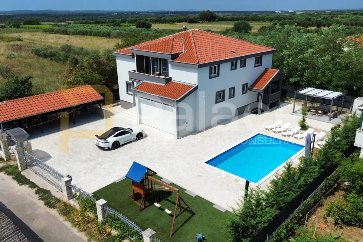Vila sa grijanim bazenom, konobom i apartmanima, Zemunik Donji - cover