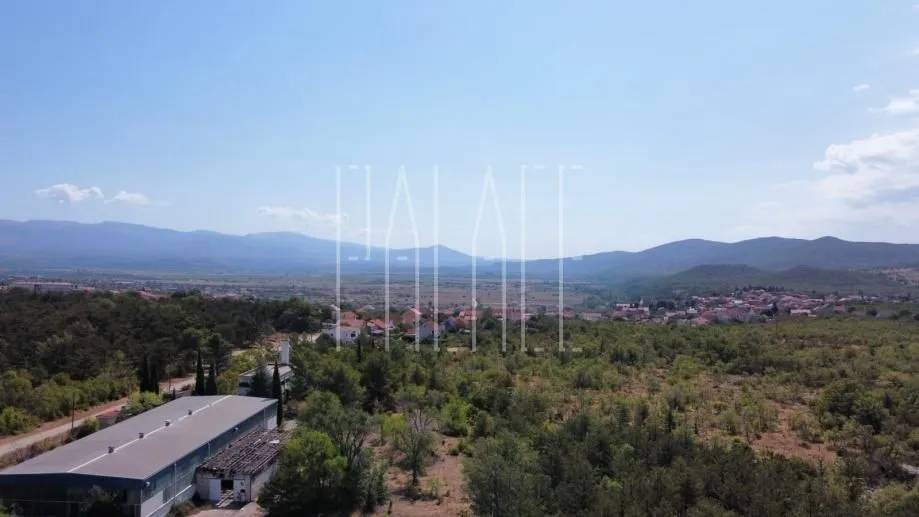 PRILIKA: Građevinsko zemljište s roh bau objektom, Drniš, 3057 m2 - cover