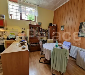 Dvorišni stan s garažom i dodatnim stambenim prostorom, 150m2, centar - cover