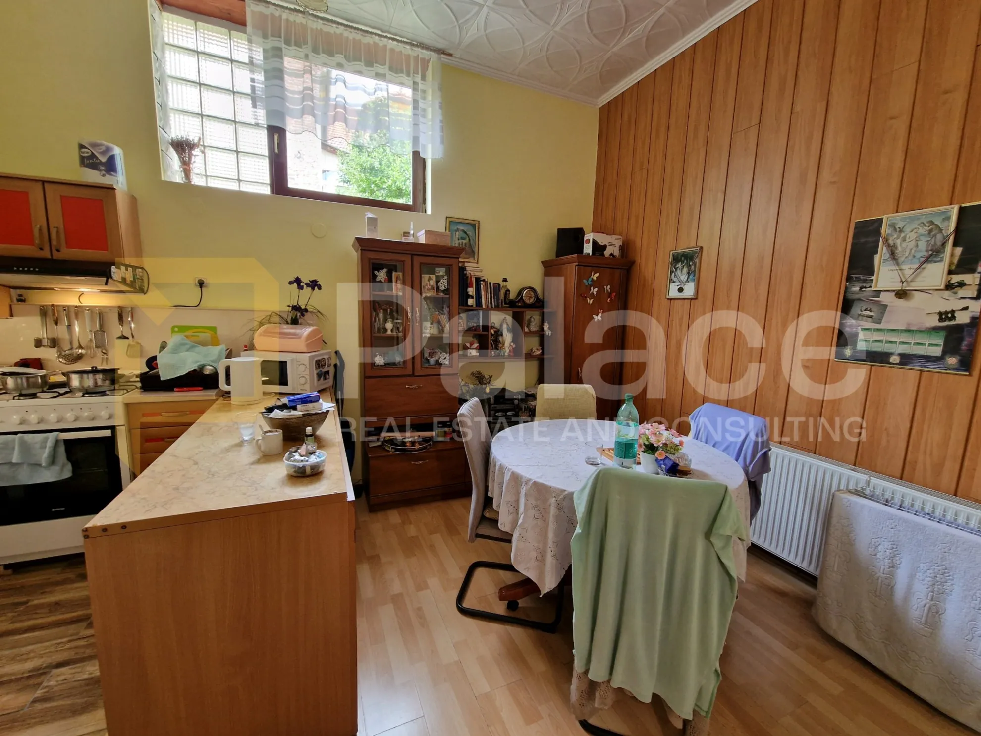 Dvorišni stan s garažom i dodatnim stambenim prostorom, 150m2, centar - cover