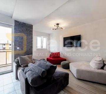 Moderan, renoviran stan lijepog tlocrta u centru Šibenika, 71 m2