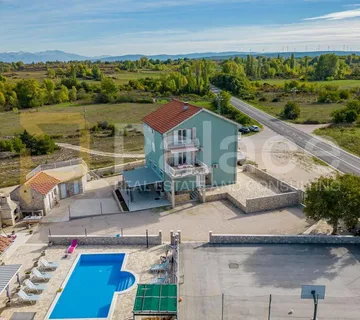 Prodaje se prekrasna kamena vila s bazenom nadomak Zadra - cover