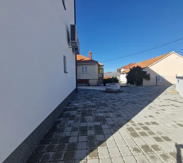 Dvosoban stan u prizemlju s velikom terasom - Okrug Gornji, Okrug