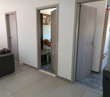 Moderna kuća s bazenom u mirnom predjelu Splita: 160m2 (prodaja) - cover