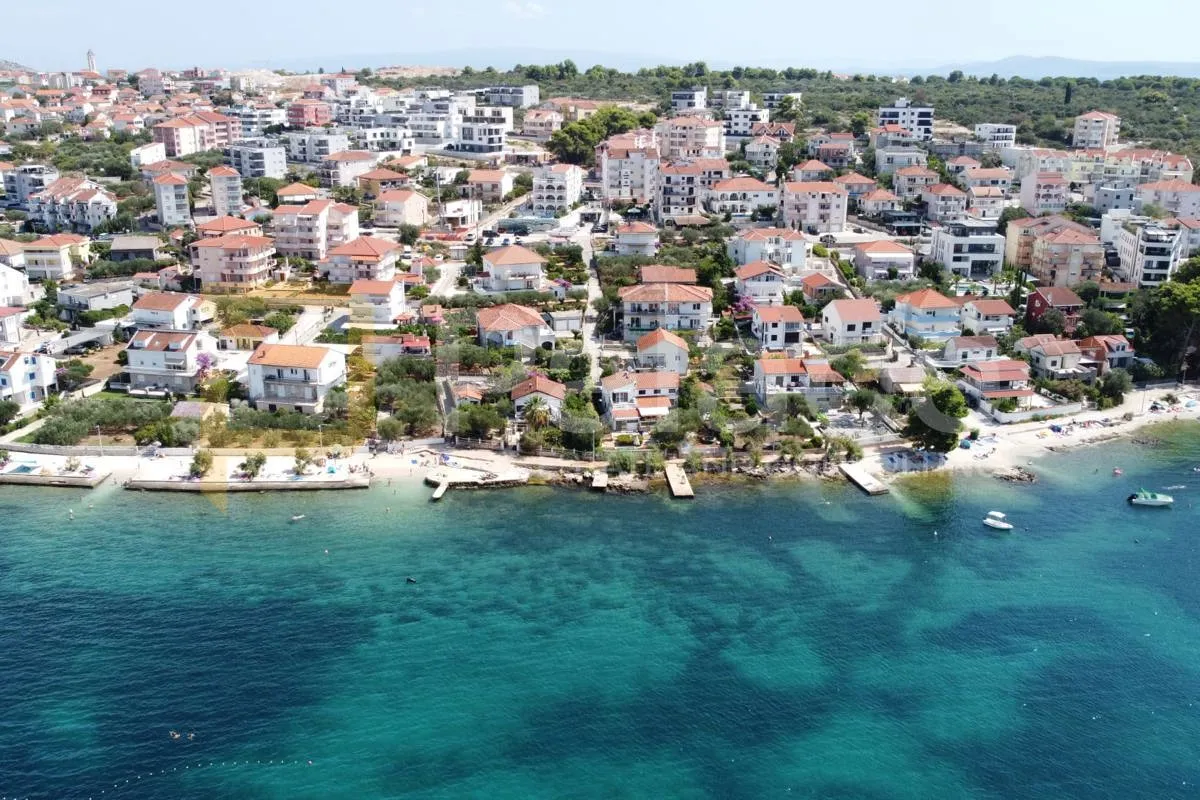 Dvosoban stan s velikim vrtom, 70 m od mora i plaže, prizemlje - cover