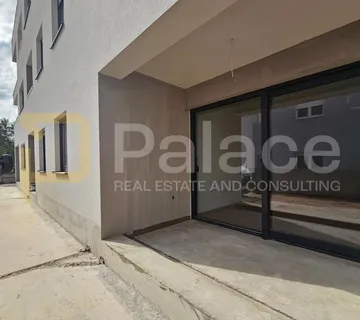 Kaštel Lukšić - dvosoban stan s balkonom 56m2, odlična mikrolokacija - cover
