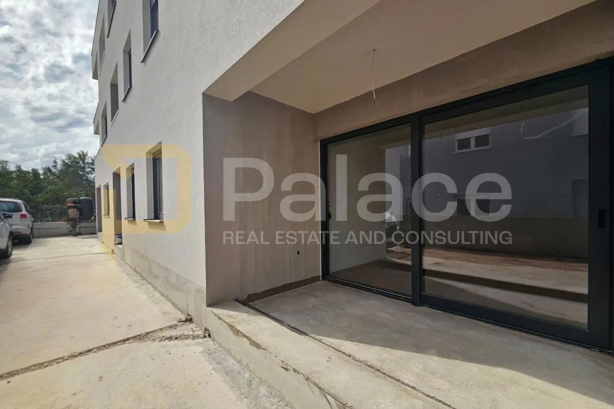 Kaštel Lukšić - dvosoban stan s balkonom 56m2, odlična mikrolokacija - cover