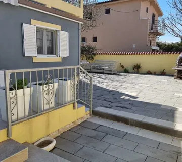 NIN : Apartmanska kuća na samoj obali - cover