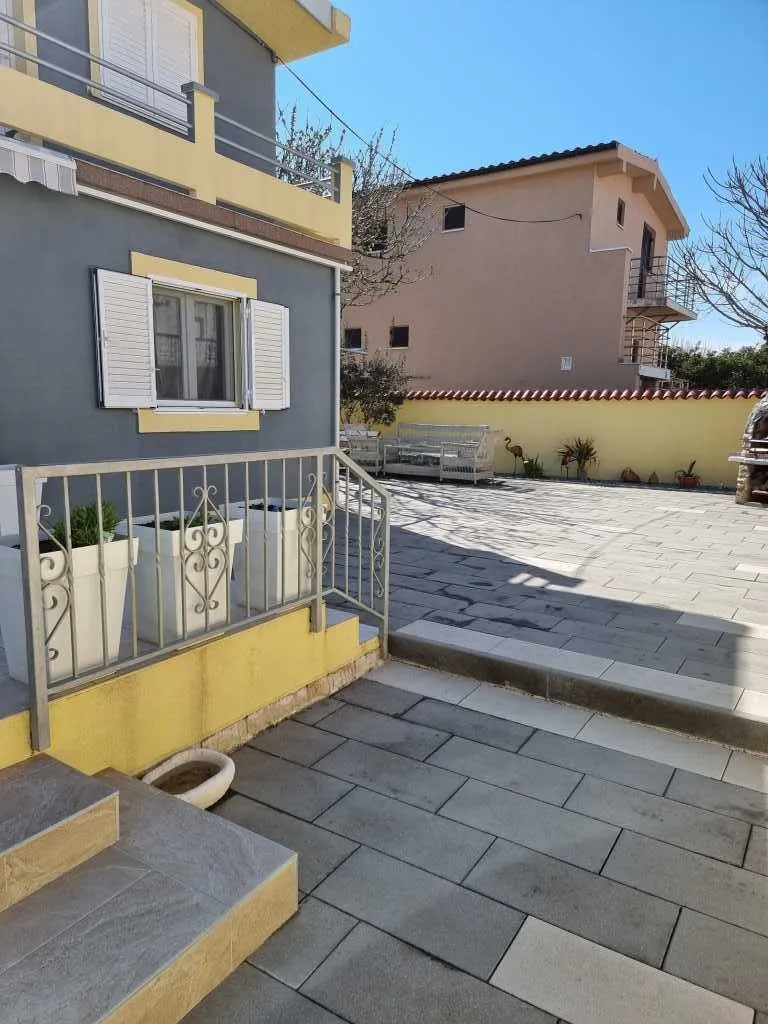 NIN : Apartmanska kuća na samoj obali - cover
