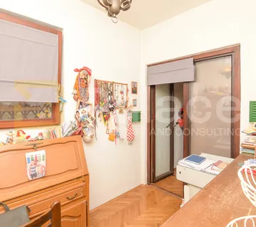 Kuća u nizu s trosobnim stanom i 2 poslovna prostora, Šibenik,148 m2 - cover