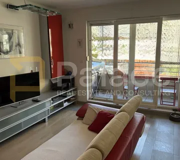 Prostrani dvoetažni stan s galerijom i pogledom na rijeku Cetinu-Omiš - cover