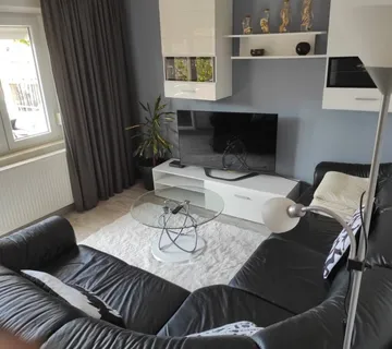 Kuća s 2 apartmana na idealnoj lokaciji s pogledom na more, Rogoznica - cover